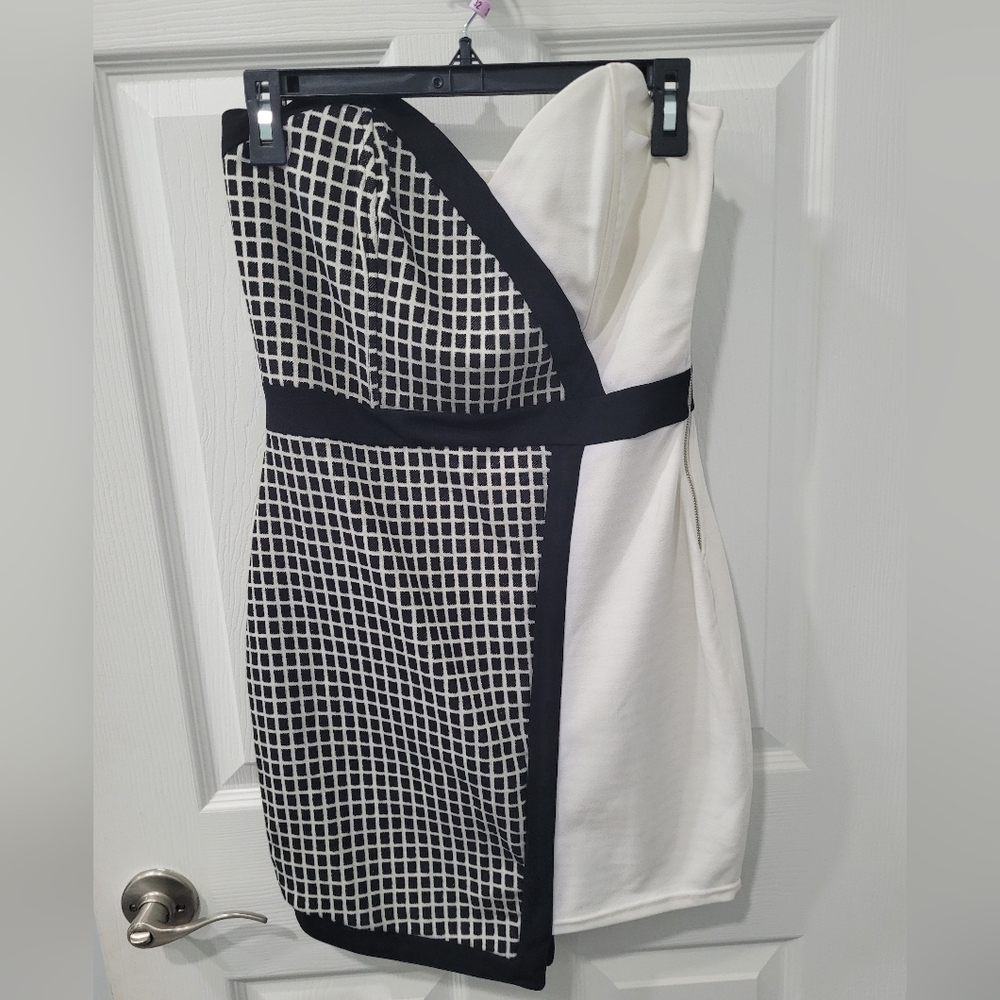 NWT Chic Black & White Geometric Dress w/ Sweetheart Neckline